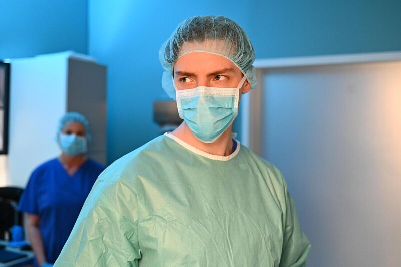 Johannes (Maximilian Schneider) ist schockiert, als die Operation einen dramatischen Verlauf nimmt. – Bild: RTL /​ Julia Feldhagen