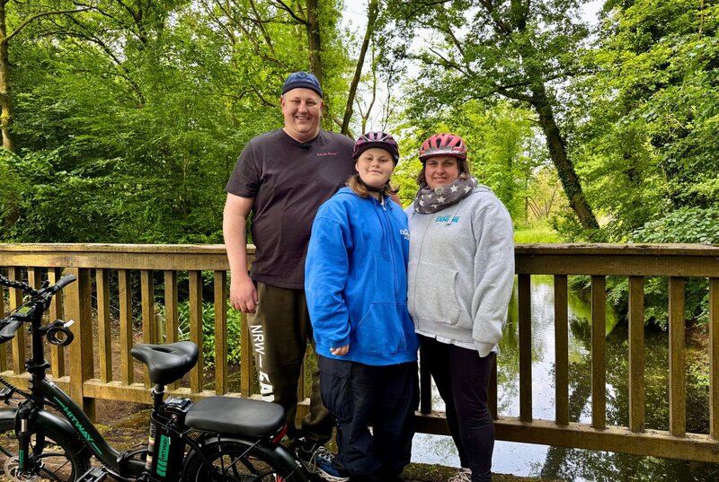 Familie Ruby bei einer Radtour im Münsterland. – Bild: WDR/​Sagamedia Film- Fernsehproduktion GmbH