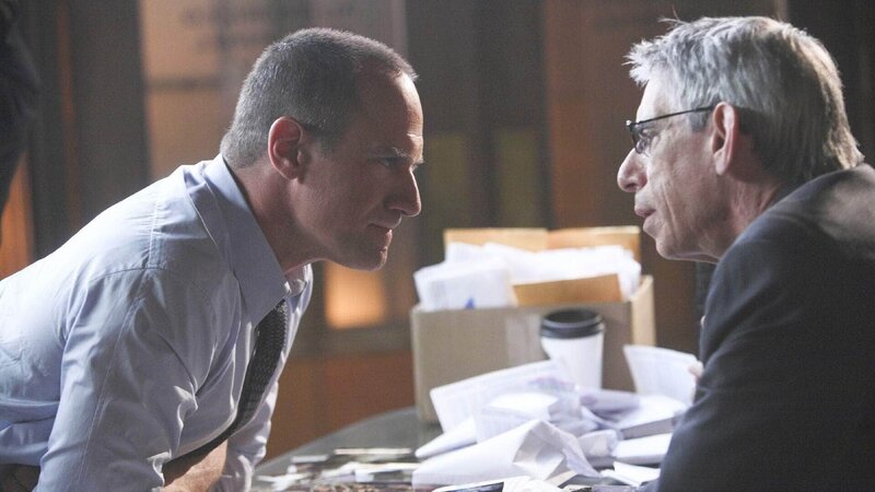 Stabler (Christopher Meloni, l.) und Munch (Richard Belzer) müssen herausfinden, was das Opfer vor ihrem Tod gegessen hat – scheinbar wurde sie vergiftet. – Bild: RTL /​ NBC Universal