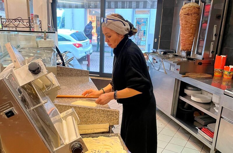 Fatma Ugurlu rollt die Feiglinge für Döner und Dürüm in Maismehl aus. So wird das Brot schön weich. – Bild: SWR /​ Henriette von Hellborn