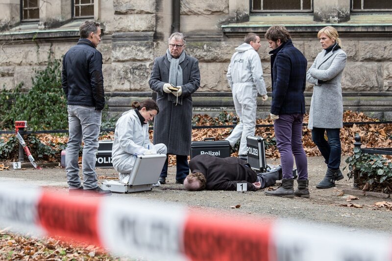 „SOKO Leipzig – Aus der Hölle“: Jan Maybach (Marco Girnth), Dr. Stein (Judith Sehrbrock), Hajo Trautzschke (Andreas Schmidt-Schaller), Tom Kowalski (Steffen Schroeder) und Ina Zimmermann (Melanie Marschke) stehen vor der Leiche eines ermordeten Rentners. – Bild: ZDF/​Uwe Frauendorf