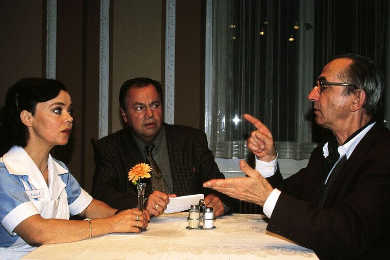 Der taubstumme Bernd Holz (Harald Weickert) ist Zeuge eines Mordes in einem Heim geworden. Er versucht Oberschwester Waltraud Böhm (Simone Rethel-Heesters) zu beschreiben, was er gesehen hat. Kommissar Kehler (Wolfgang Bathke) hört gespannt zu. – Bild: Foto: RTL