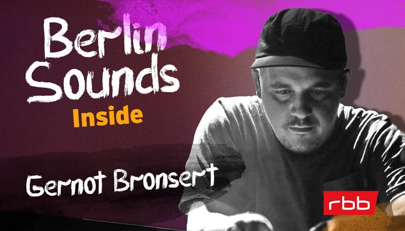 Gernot Bronsert – Mitgründer von Modeselektor, Teil von Moderat und Kopf hinter dem Label Monkeytown Records – erzählt, wie aus Spaß ein Musikuniversum wurde. Anja Caspary spricht in Folge 5 mit dem Wegbereiter der Berliner Technoszene über Clubnächte, schlechte Plattenverträge und kreative Selbstermächtigung. Darüber, wie man mit 36 einen Kulturpreis für sein Lebenswerk bekommt und wie wichtig eine Mutter für den Weg in die Musik sein kann. Eine Folge über Timing, Vertrauen, Clubkultur. – Gernot Bronsert – Bild: rbb