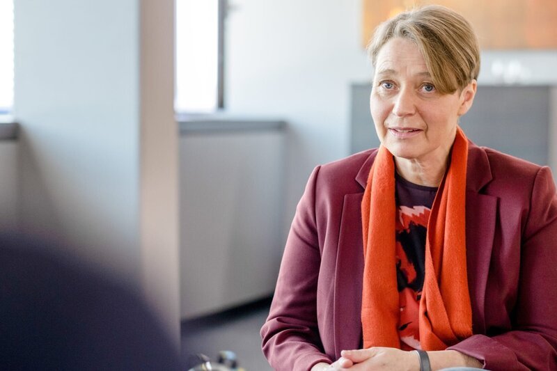 Waltraud Puchegger (Beatrix Brunschko). – Bild: ORF/​Satel Film/​Petro Domenigg