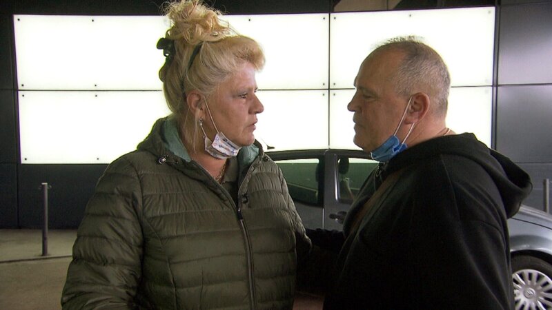 Silvia nimmt Abschied von Harald. Von Frankfurt aus fliegt sie nach Thailand, wo sie als Kandidatin an der TV-Show „Kampf der Realitystars“ teilnehmen wird. – Bild: RTLZWEI