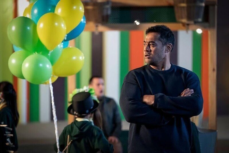 Jake (Robbie Magasiva) – Bild: Northern Pictures Pty Ltd and Screen Australia 2021 All Rights Reserved. Licensed by ITV Studios Ltd. Lizenzbild frei