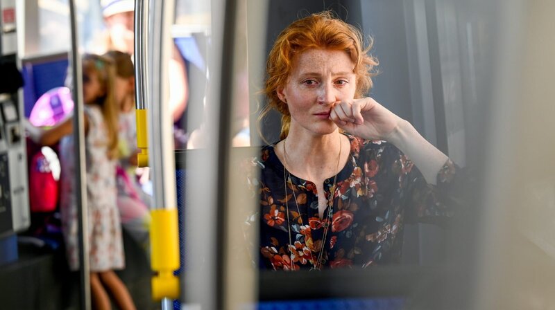 Stephanie (Silke Franz) ist verzweifelt. – Bild: ORF/​BR/​maze pictures GmbH/​Barbara Bauriedl