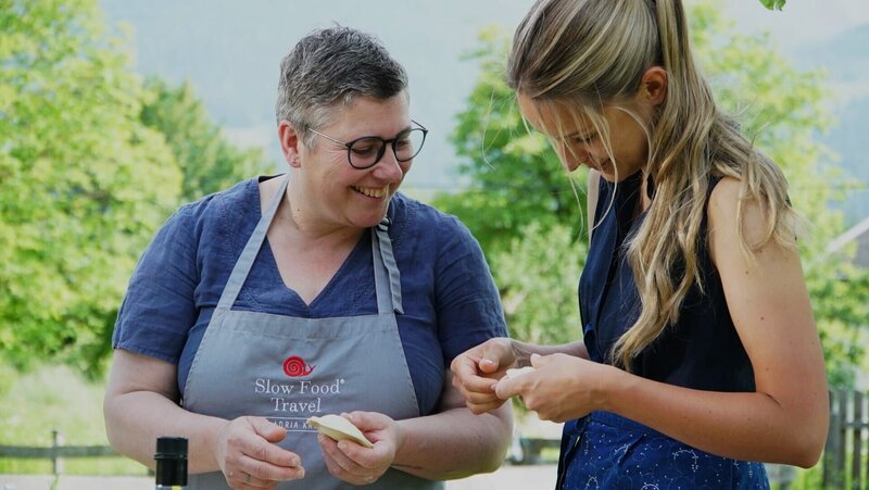 KöIngeborg Daberer (links) und Paula Bründl (rechts) krendeln Kärntnernudeln – Bild: Lena Moik /​ ServusTV /​ Degn Film