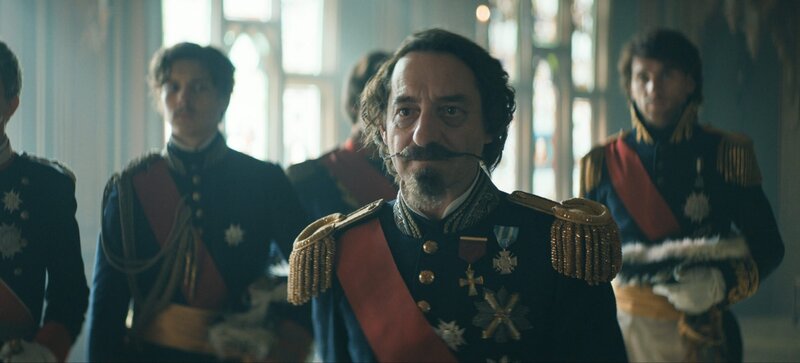 Sisi vermittelt bei den Friedensverhandlungen zwischen Kaiser Franz und Napoleon III. (Boris Aljinovic, 2.v.r.). – Bild: ORF/​Beta Film/​RTL /​Story House Pictures