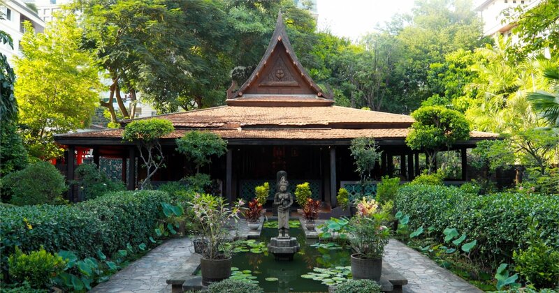 Der Fluss Chao Phraya hat die Geschichte, die Topographie und die Sitten Bangkoks geprägt. Wenn wir ihm folgen, entdecken wir die Geschichte und die Seele dieser Stadt, die aus dem Wasser geboren wurde. – Bild: ORF/​Ampersand