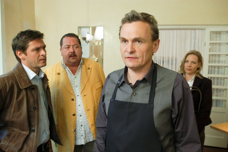 Peter Hartwig (Franz Froschauer, r.) nimmt zur Überraschnung seiner Schwiegertochter Corinna (Eva Meier) die Warnung der beiden Cops Hofer (Joseph Hannesschläger, 2.v.l.) und Lind (Tom Mikulla) vor dem geflohenen Verbrecher Fissler nicht ernst. – Bild: ORF/​ZDF/​Marco Orlando Pichler