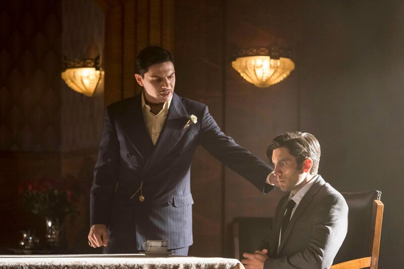 AMERICAN HORROR STORY -- „The Ten Commandments Killer“ Episode 508 (Airs Wednesday, December 2, 10:00 pm/​ep) Pictured: (l-r) Evan Peters as Mr. March, Wes Bentley as John Lowe. CR: Prashant Gupta/​FX – Bild: Prashant Gupta/​FX