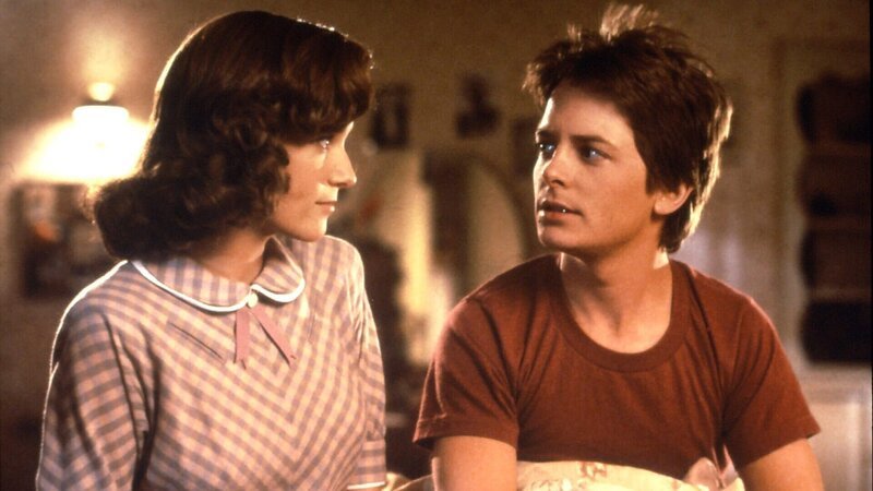 Zurück im Jahr 1955 verliebt sich seine Mutter Lorraine (Lea Thompson) in Marty (Michael J. Fox) … – Bild: RTL II Zurück im Jahr 1955 verliebt sich seine Mutter Lorraine (Lea Thompson) in Marty (Michael J. Fox) … – Bild: RTL II