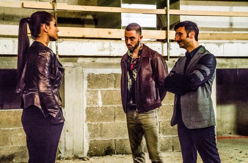 Patrizia (Cristina dell’Anna) verhandelt mit den Capaccio-Brüdern (Carlo Caracciolo, Andrea di Maria). – Bild: ORF/​Beta Film/​Gianni Fiorito