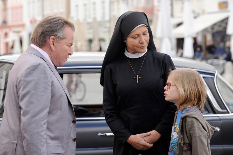 Schwester Hanna (Janina Hartwig) versucht Bürgermeister Wöller (Fritz Wepper, li.) zu übereden, Florian (Eric Evers) ein paar Klassen überspringen zu lassen. – Bild: ORF