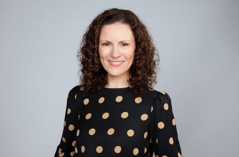 Anne Willmes moderiert die Sendung. – Bild: WDR/​Simin Kianmehr