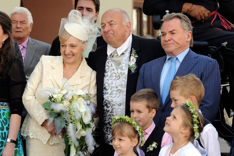 Die Hochzeitsgesellschaft wird fotografiert. Bürgermeister Wöller ist gegen die Hochzeit (v.li.: Johanna Bittenbinder, Wolfgang Müller, Fritz Wepper). – Bild: ORF/​Kineos/​Barbara Bauriedl
