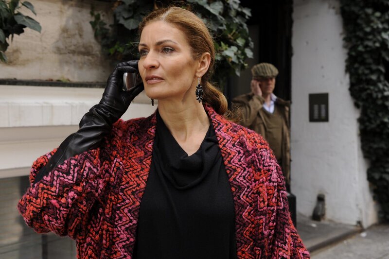 Natascha (Franziska Matthus, l.) ist unterwegs und ahnt nicht, dass sie von Armin (Rainer Will, r.) verfolgt wird … – Bild: SAT.1 /​ Claudius Pflug