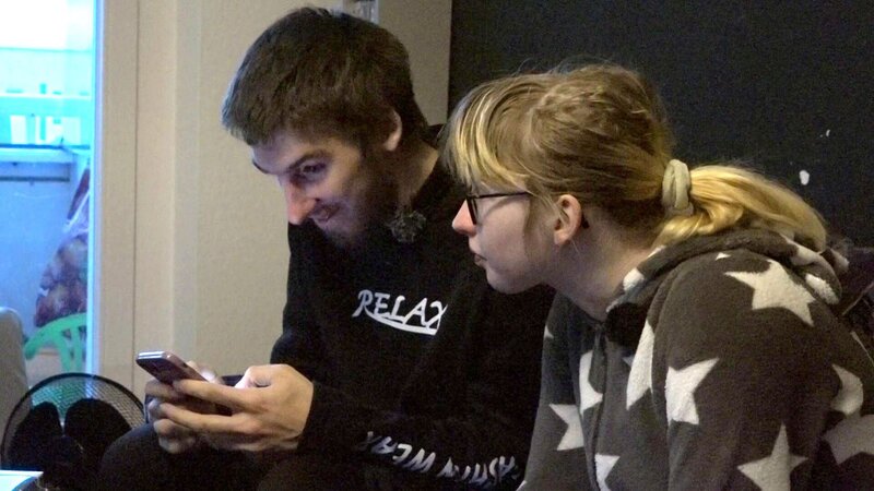 Die Teenie-Eltern Maik und Jasmin haben schon viele Höhen und Tiefen erlebt. Doch heute ist die Stimmung ausgelassen, denn die beiden feiern ihren Hochzeitstag. – Bild: RTLZWEI