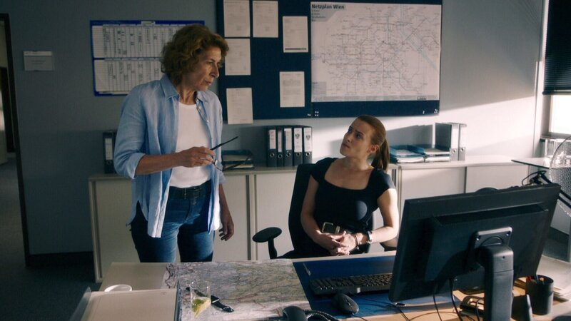 Adele Neuhauser (Bibi Fellner), Christina Scherrer (Meret Schande). – Bild: ORF/​Cult Film