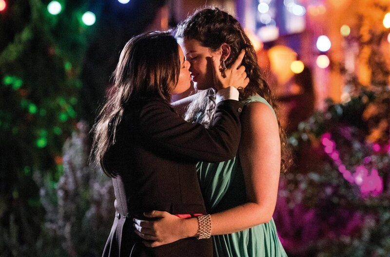 Beim Abschlussball an ihrer Schule finden Ellie (Sophie Hawkshaw, rechts) und Abbie (Zoe Terakes, links) endlich zueinander. – Bild: BR/​Salzgeber & Co. Medien GmbH/​Rhiannon Hopley