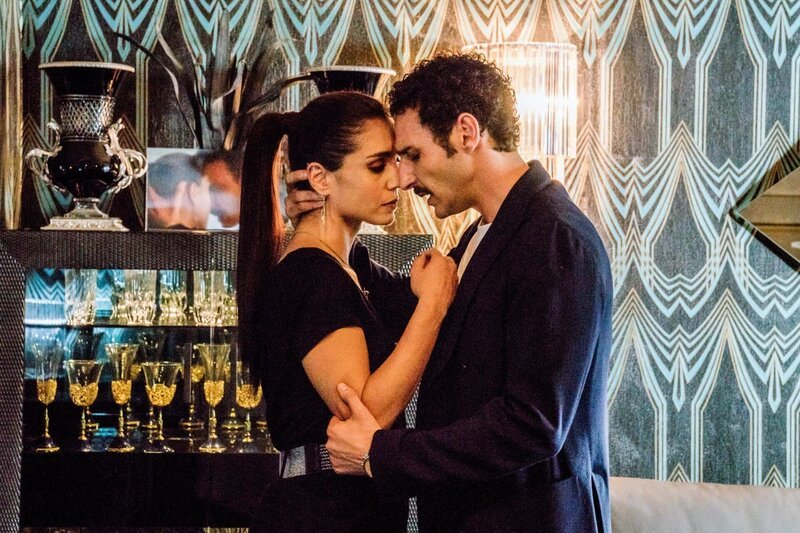 Mickey (Luciano Giugliano) will Patrizia (Cristiana dell’Anna) gegen alle Widerstände heiraten. – Bild: ORF/​Beta Film/​Gianni Fiorito