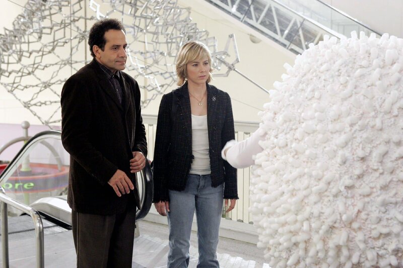 Als Monk (Tony Shalhoub) mit Natalie (Traylor Howard) die Raumfahrtausstellung Sea of Tranquility besucht, werden ihm auf Grund seiner genialen Kombinationsgabe schnell die Zusammenhänge zwischen den Einbrüchen in der Ausstellung und Natalies Wohnung klar … – Bild: SUPER RTL