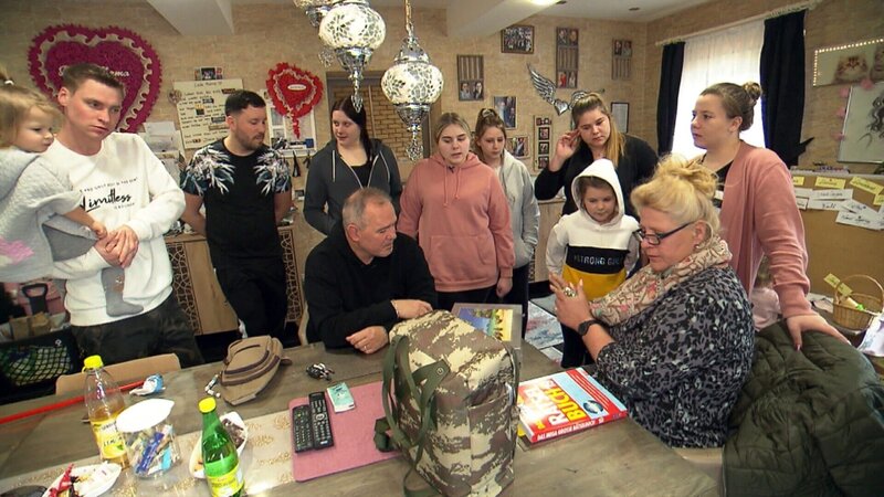 Die Abreise von Mama Silvia (56) nach Thailand steht kurz bevor. – Bild: RTLZWEI