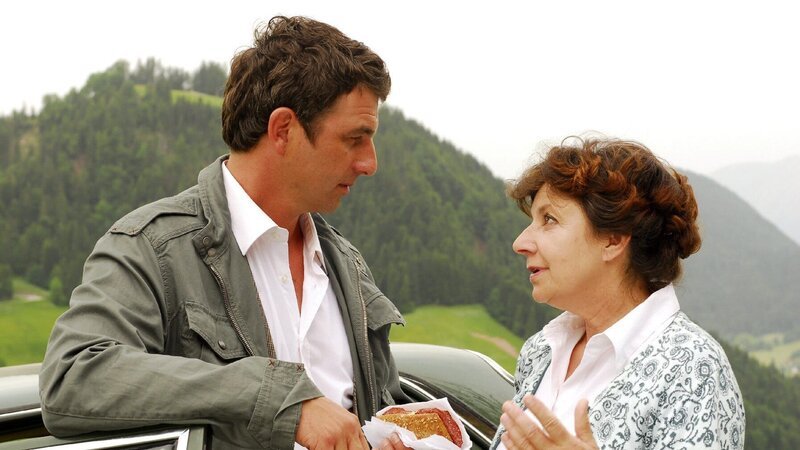 Martin Gruber (Hans Sigl), Elisabeth Gruber (Monika Baumgarnter). – Bild: ORF 2