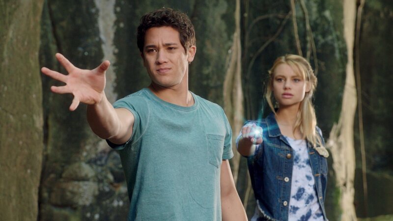 Zac (Chai Romruen, l.) und Lyla (Lucy Fry, r.) nutzen ihre Kräfte, um die Höhle zum Mondsee zu öffnen. – Bild: ZDF und (c)2013 Jonathan M. Shiff Productions./​(c)2013 Jonathan M. Shiff Produc