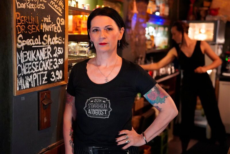 In diesem Film geht’s um Kneipen, Bars und Treffpunkte, die früher einfach da waren. Und heute ums Überleben kämpfen. Wir treffen Menschen, die ihre Kneipe retten. Erleben, was es heißt, wenn jede Rettung zu spät kommt. Sprechen mit denen, die uns an ungewöhnlichen Orten Hoffnung geben. Und zeigen die Energie, mit der Menschen soziale Orte retten, wo sie sich zugehörig fühlen. – Sandra Hollweck ist Besitzerin der beliebten Burlesque-Bar zum „Starken August“ in Berlin. – Bild: rbb/​Reporter Marvin Wenzel