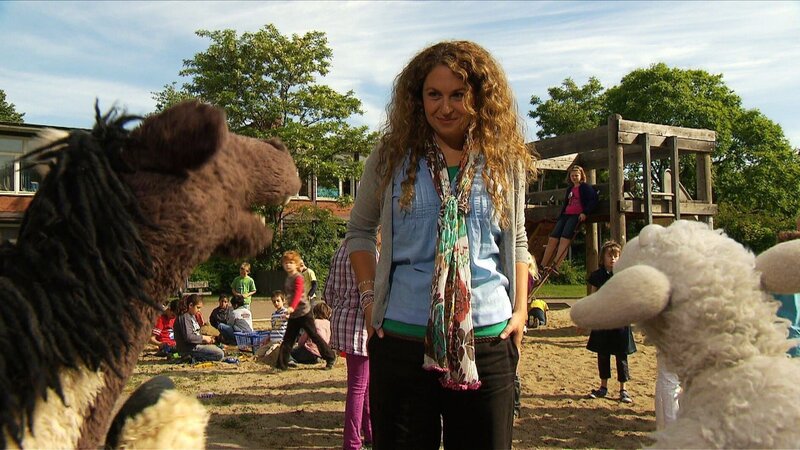 Günni erzählt Pferd und Wolle von einer Sprache, die man nur mit den Händen, Hufen oder Klauen sprechen kann. – Bild: NDR/​Studio Hamburg