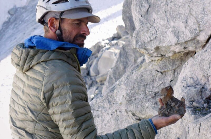 Sébastien Fragnères verbringt mehr als ein Drittel seiner Zeit in den Bergen und sucht an den Hängen des Mont Blanc nach den wertvollen Kristallen, die er dann über soziale Netzwerke verkauft. – Bild: ARTE France 2024