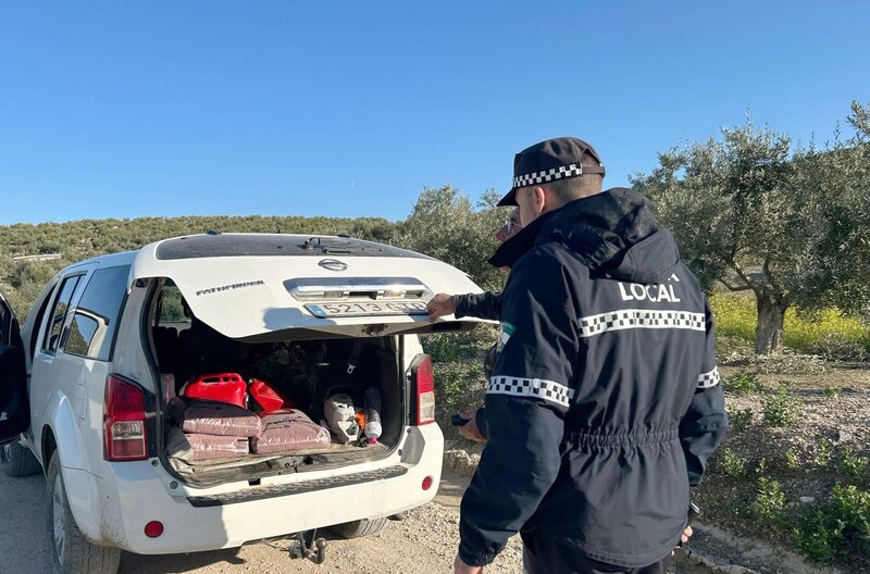 Bei Straßenkontrollen werden immer wieder Olivendiebe gefasst, die keine Dokumente für ihre Fracht nachweisen können. – Bild: SWR