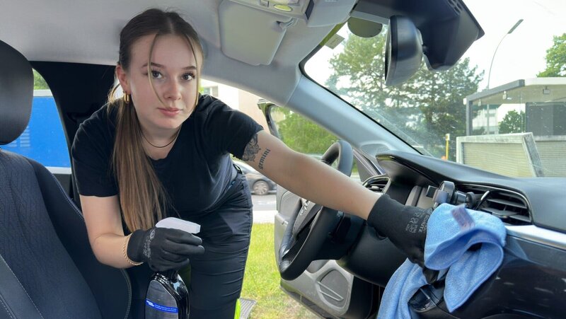 Reinigungskraft Jolina wundert sich, wie vermüllt Menschen die Carsharing-Autos zurücklassen. – Bild: 3sat