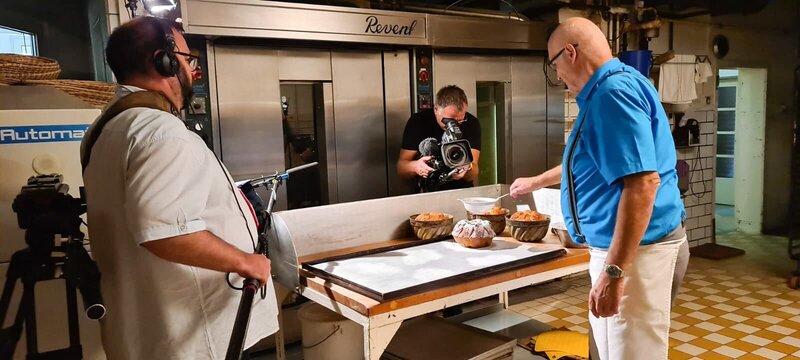 Rupert Labschütz in seiner Backstube und Filmteam. – Bild: ORF/​pre tv/​Weina Zhao