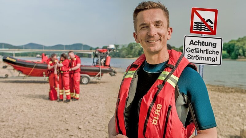 „PUR+“-Moderator Eric Mayer schwimmt im Rhein und gerät dabei im „PUR+“-Experiment in eine gefährliche Strömung. Kann er ihr entkommen? Welche Gefahren lauern in der Strömung. – Bild: ZDF