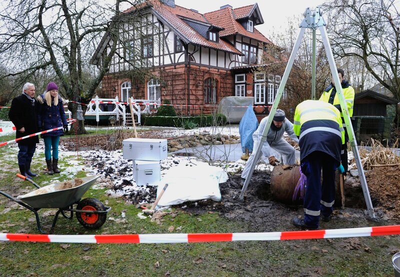 ARD ROTE ROSEN FOLGE 1481, am Donnerstag (25.04.13) um 14:10 Uhr im ERSTEN. Jule (Kim-Sarah Brandts, 2.v.l.) und Thomas (Gerry Hungbauer, l.) sind fassungslos, als im Rosenhausgarten drei korrodierende Ölfässer gefunden werden (mit Komparsen, r.). – Bild: ARD/​Nicole Manthey