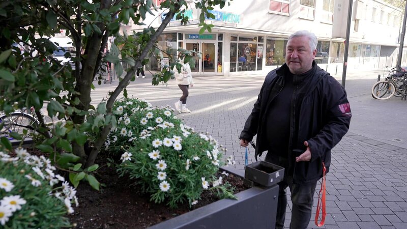 S02E31: Am Eigelstein wird Zusammenhalt großgeschrieben: Als zwei frisch gepflanzte Margeriten gestohlen werden, reagiert Michael schnell und bepflanzt das Beet gemeinsam mit Anwohner Moses einfach neu. – Bild: RTLZWEI