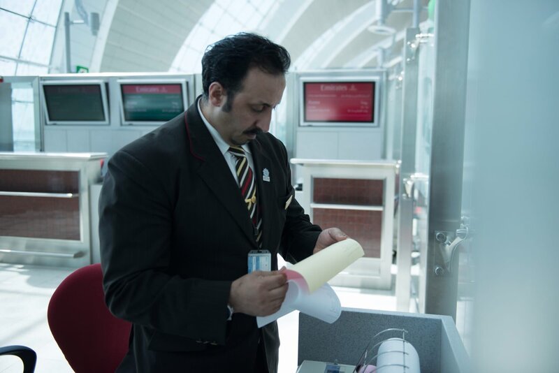 Mustapha Bourouche bereitet sich darauf vor, einen schwierigen Flug nach Dakha rechtzeitig zu erreichen. – Bild: NGC /​ National Geographic Channels