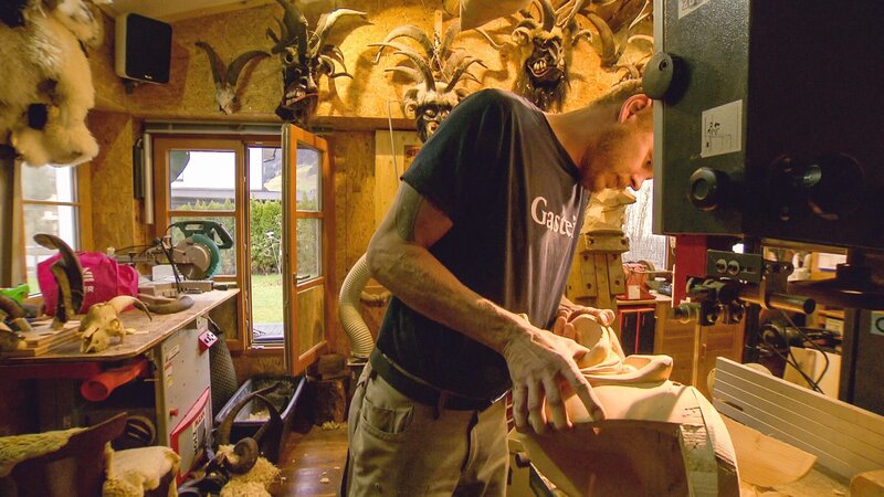 Krampus Maske wird bearbeitet. – Bild: ORF/​pretv