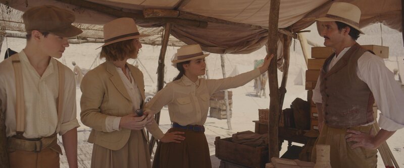 Theodosia (Eloise Little, 3.v.l.) und Bruder Henry (Frankie Minchella, l.) begleiten ihre Eltern (Mutter Henrietta: Elisa Doughty, 2.v.l. und Vater Alistair: Rik Young, r.) zu Ausgrabungen nach Ägypten. – Bild: KiKA/​Cottonwood Media/​ZDF Studios