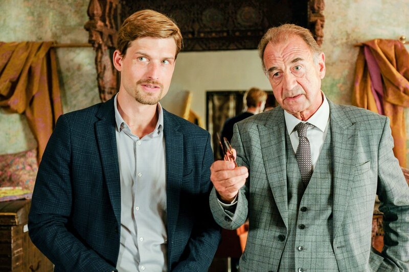 (v.li.): Leonhard Weiss-Duretz (Fabian Schiffkorn), Arthur Duretz (Dietrich Siegl) – Bild: Petro Domenigg /​ ORF /​ MR Film