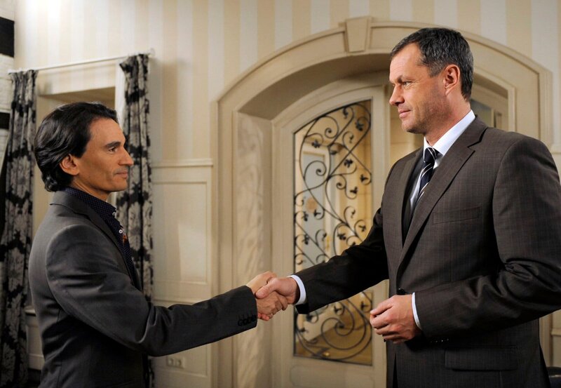 ARD ROTE ROSEN FOLGE 1482, am Freitag um 14:10 Uhr im ERSTEN. Torben (Joachim Kretzer, r.) gibt sich vorerst mit Lorenzos (Coco Wallraff, l.) Ausrede zufrieden. – Bild: ARD/​Nicole Manthey