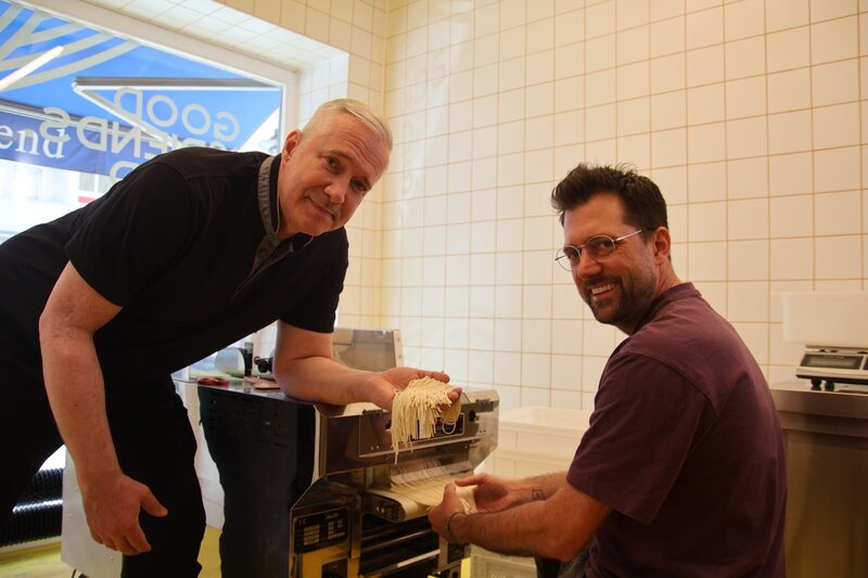 Alexander Herrmann besucht in Nürnberg Deutschlands erste Manufaktur für handgemachte Ramen. Produziert werden die asiatischen Nudeln hier von Carsten Röhr und seinen Partnern mit bayerischem Weizenmehl und einer japanischen Nudelmaschine. – Bild: Frank Johne /​ BR