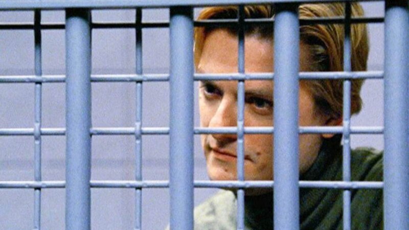 Dr. Roger Stern (James Urbaniak) hinter Gittern: Er hat seine Liebhaberin absichtlich mit einem seltenen Virus infiziert. – Bild: MG RTL D