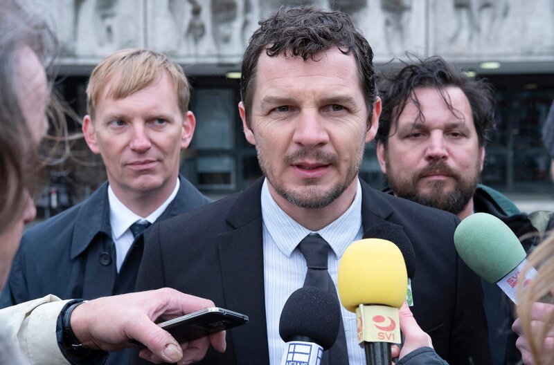 Alex Schwarz (Felix Klare) verdankt den Freispruch seinem Anwalt Stefan Vogt (Christoph Glaubacker, li.) und seinem Bruder Daniel (Sascha Alexander Geršak, re.), der immer an seine Unschuld geglaubt hat. – Foto aus Teil 1 – – Bild: 3sat
