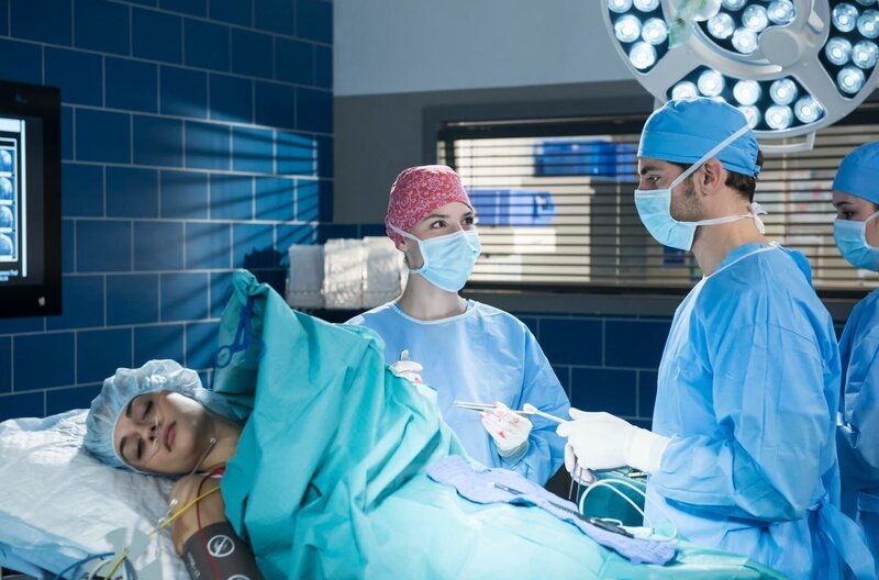 Zoe hat sich eine Sehne an der Schulter gerissen. Julia Berger und Dr. Niklas Ahrend müssen operieren. – Bild: ARD/​Jens Ulrich Koch