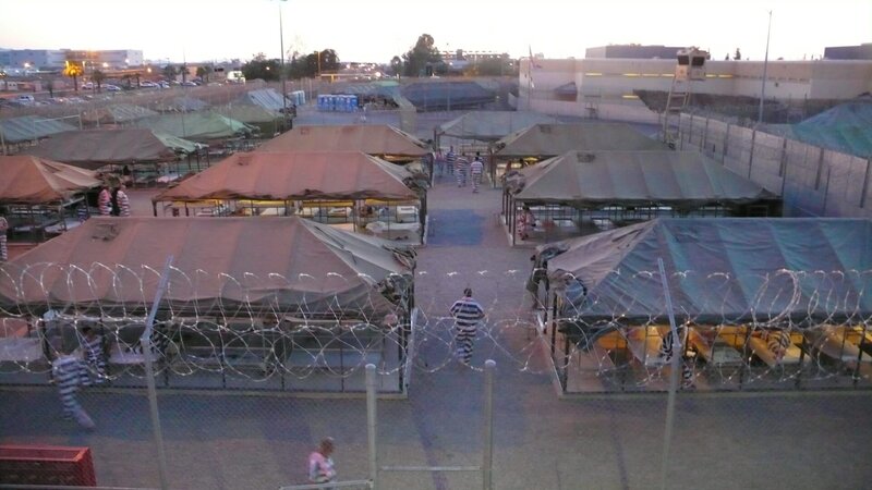Rooftop view of tent city. – Bild: National Geographic Channels International /​ Pablo Durana
