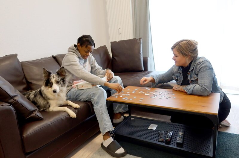 Charline Jakobi (re.) besucht die 15-jährige Chloé (li.), eines der von ihr betreuten Kinder. – Bild: Spiegel TV